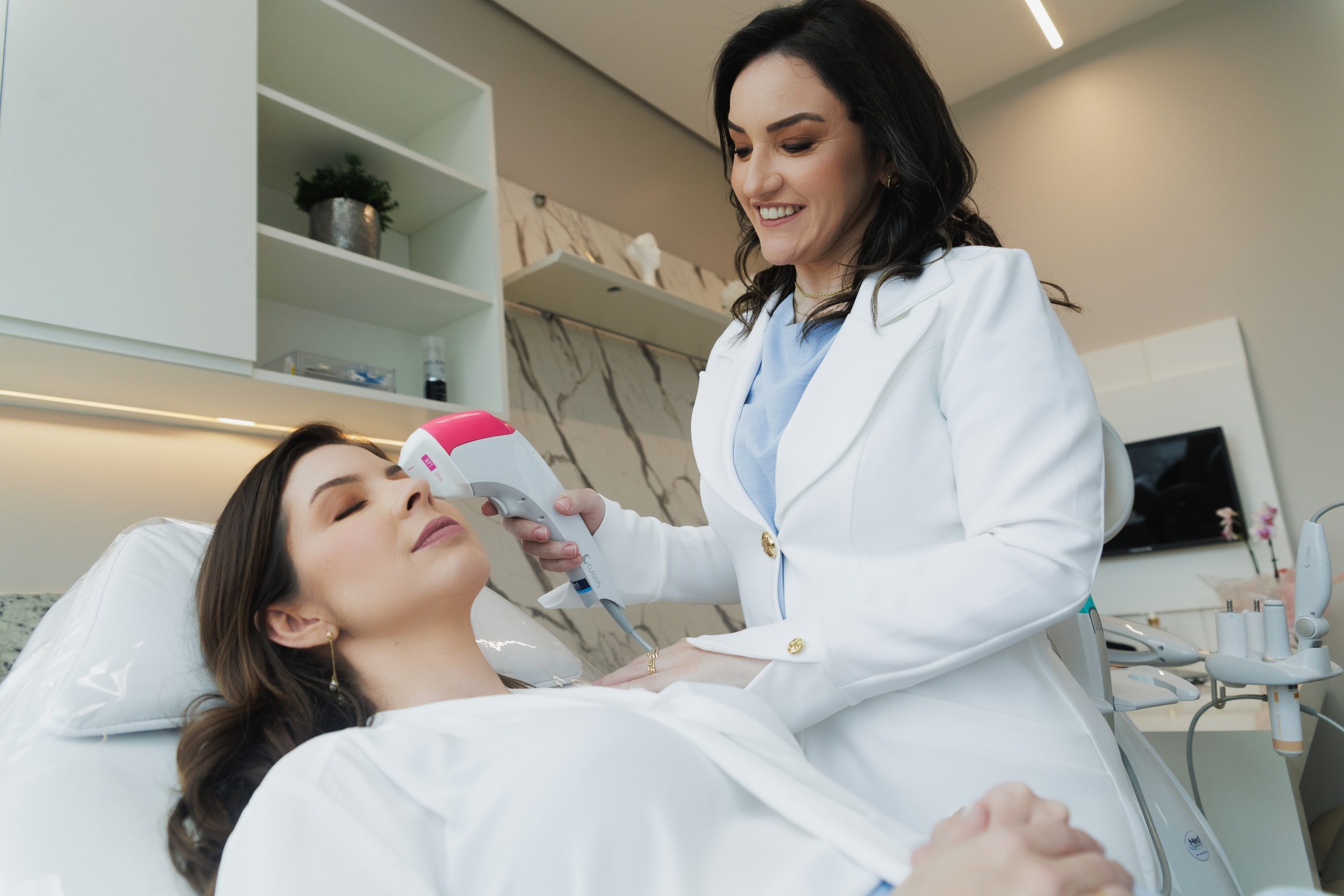 Dermatologista avaliando manchas na pele de uma paciente durante consulta na Clínica Saffine em Caxias do Sul.